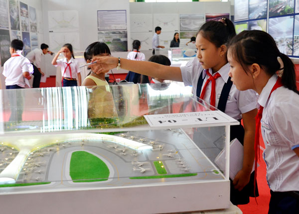 Học sinh trường Tiểu học Suối Trầu xem các mô hình sân bay sẽ được xây dựng ở quê hương mình.(SB2,3 – K.Giới)