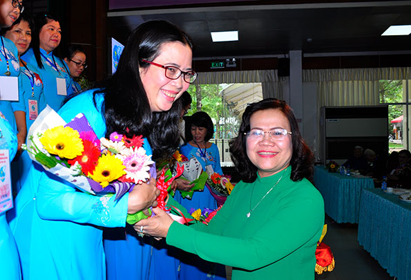 Phó chủ tịch UBND tỉnh Nguyễn Hòa Hiệp tặng hoa chúc mừng BCH Hội liên hiệp phụ nữ tỉnh khóa Ĩ.