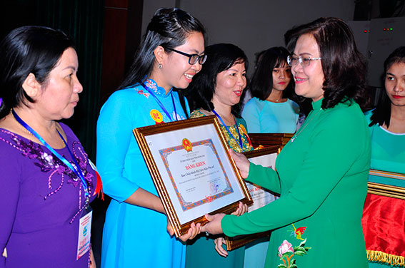 37 tập thể và 46 cá nhân đạt thành tích xuất sắc trong công tác Hội và phong trào phụ nữ nhiệm kỳ 2011-2016 được tặng bằng khen của UBND tỉnh.