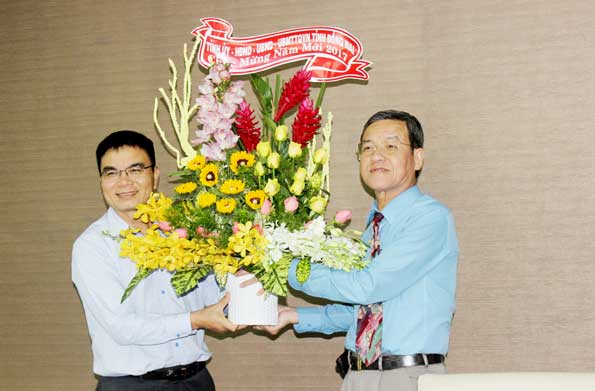 Chủ tịch UBND tỉnh Đinh Quốc Thái tặng hoa chúc mừng lãnh đạo Tổng công ty phát triển khu công nghiệp Sonadezi