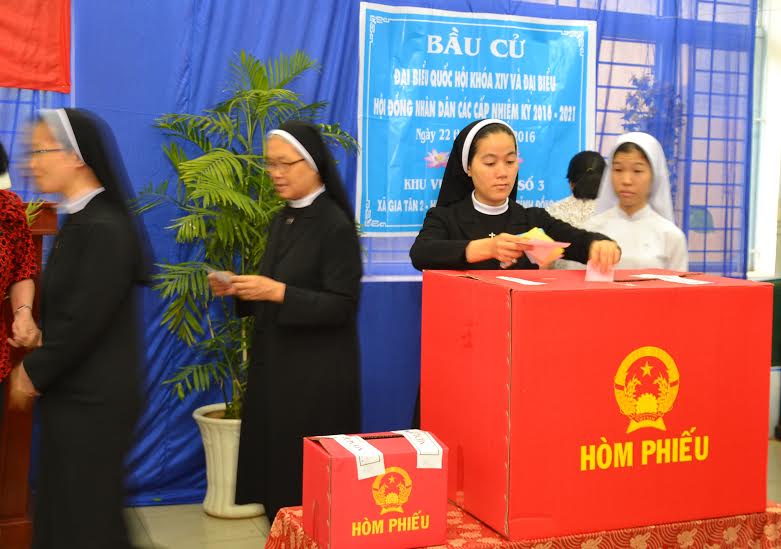 Các chức sắc tôn giáo đi bỏ phiếu bầu cử đại biểu Quốc hội và HĐND các cấp