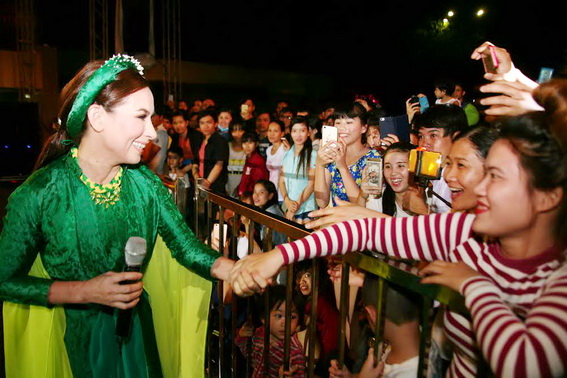 Nữ ca sĩ Phi Nhung được khán giả chào đón nhiệt liệt khi tham gia biểu diễn tại đêm nhạc
