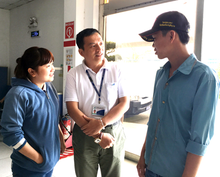 Ông Huang Chun Hua (giữa), Giám đốc hành chính Công ty TNHH Advanced Multitech Việt Nam (Khu công nghiệp Nhơn Trạch 3, huyện Nhơn Trạch), hỏi thăm công nhân về chuyện lương, thưởng cuối năm.