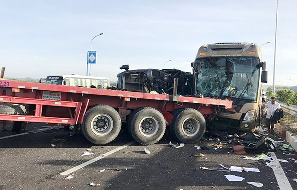 Xe khách tông liên hoàn trên cao tốc 1 người chết, 4 người bị thương.