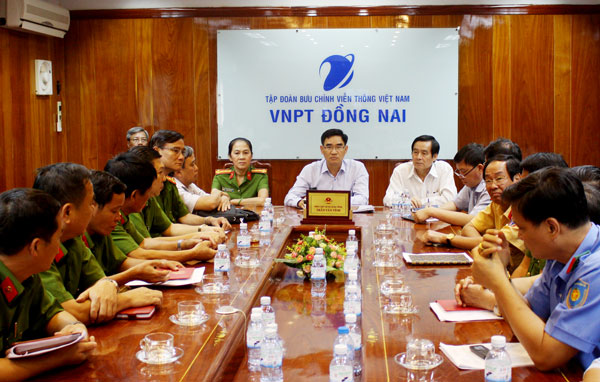 Phó chủ tịch UBND tỉnh Trần Văn Vĩnh chủ trì hội nghị trực tuyến tại Đồng Nai.
