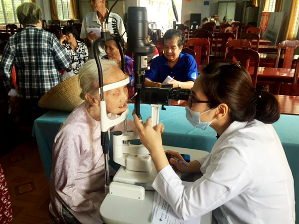 Bác sĩ Bệnh viện Quốc tế Đồng Nai khám mắt cho một người dân phường Bửu Long.