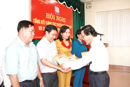 Phó trưởng ban Tuyên giáo Tỉnh ủy Bùi Quang Huy khen thưởng các tập thể, cá nhân có thành tích xuất sắc trong công tác tuyên giáo năm 2016.