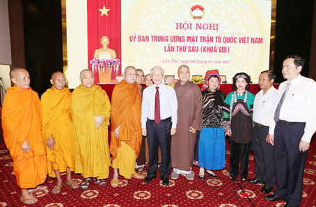 Tổng Bí thư Nguyễn Phú Trọng với các đại biểu dự hội nghị.