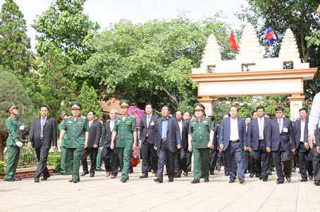 Sáng 21-12-2016, Thủ tướng Hun Sen và đoàn cán bộ cấp cao Chính phủ Campuchia tới thăm Khu di tích lịch sử Đoàn 125 tại xã Long Giao (huyện Cẩm Mỹ). Đây là nơi an nghỉ của 49 chiến sĩ cách mạng Campuchia trong Đoàn 125 - tiền thân của lực lượng vũ trang đoàn kết cứu nước Campuchia.