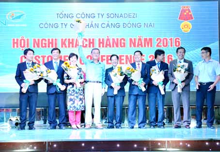 Chủ tịch UBND tỉnh Đinh Quốc Thái chúc mừng Công ty cổ phần Cảng Đồng Nai đón nhận Huân chương Lao động hạng nhất. Ảnh:  K.Giới