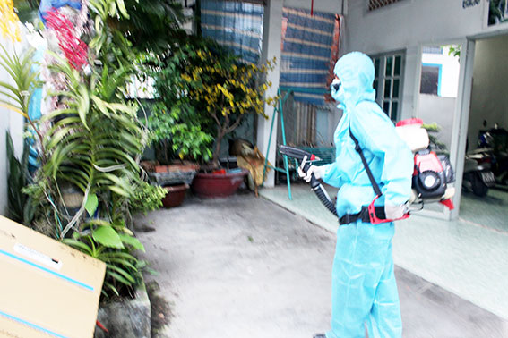 Phun hóa chất diệt muỗi diện rộng ở khu vực có ca bệnh do virus Zika ở KP7, phường Tân Biên (TP.Biên Hòa).