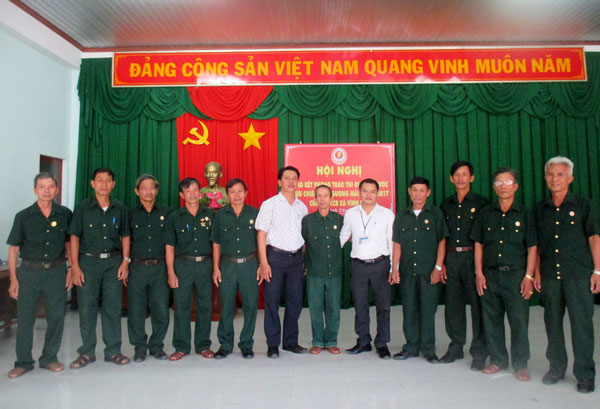 Các hội viên Cựu chiến binh xã Vĩnh Tân và chụp hình lưu niệm với lãnh đạo xã tại buổi tổng kết.