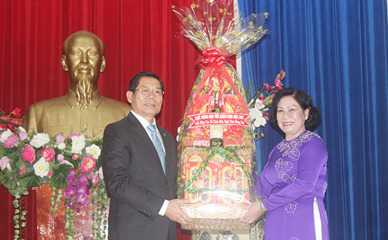 Bà Bùi Ngọc Thanh, Chủ tịch Liên hiệp các tổ chức hữu nghị tỉnh tặng quà Tổng lãnh sự Vương quốc Campuchia tại TP. Hồ Chí Minh