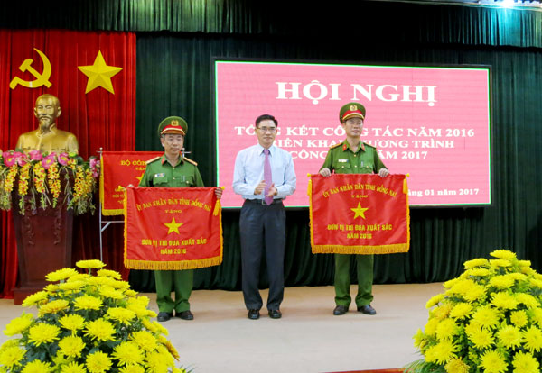 Phó chủ tịch UBND tỉnh Trần Văn Vĩnh trao cờ thi đua UBND tỉnh cho các đơn vị xuất sắc.
