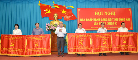 Bí thư Tỉnh ủy Nguyễn Phú Cường tặng cờ cho 5 Đảng bộ trực thuộc tỉnh được công nhận hoàn thành xuất sắc nhiệm vụ năm 2016. Ảnh: D.AN