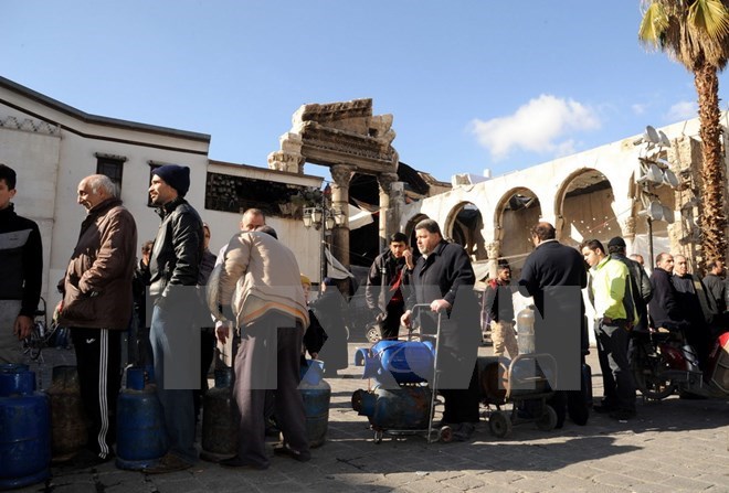 Người dân Syria xếp hàng chờ mua gas trong không khí yên bình ở Damascus ngày 30/12. (Nguồn: EPA/TTXVN)