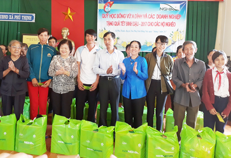 Nguyên Phó chủ tịch nước Trương Mỹ Hoa (thứ ba, từ trái qua) tặng quà cho hộ dân tộc, hộ khó khăn tại huyện Tân Phú nhân dịp Tết Nguyên đán Đinh Dậu 2017.