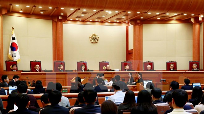 Chánh án Park Han-chul (giữa) và các thẩm phán chủ trì phiên điều trần xem xét luận tội Tổng thống Park Geun-hye lần 2 tại Tòa án Hiến pháp ở Seoul ngày 5/1. (Nguồn: EPA/TTXVN)