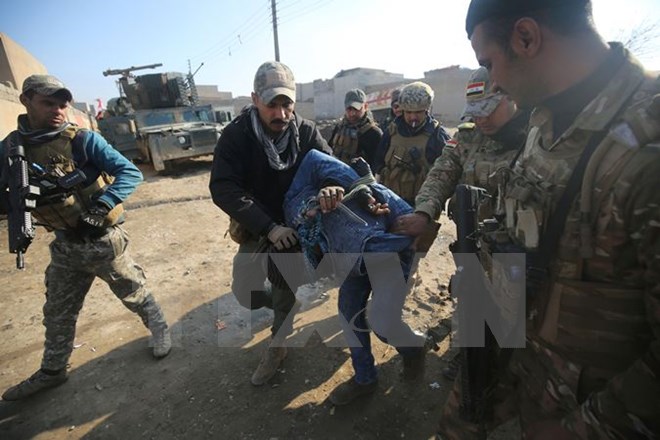 Lực lượng quân đội Iraq bắt giữ một đối tượng bị nghi thuộc tổ chức Nhà nước Hồi giáo (IS) tự xưng ở khu vực Al-Intisar, phía đông Mosul. (Nguồn: AFP/TTXVN)