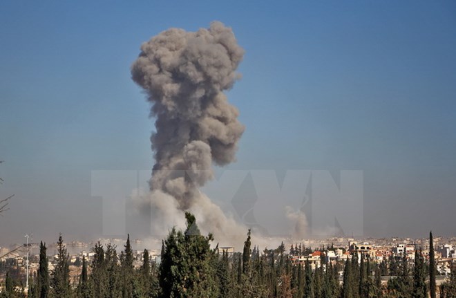 Khói bốc lên từ khu vực phía tây nam Aleppo. (Nguồn: AFP/ TTXVN)