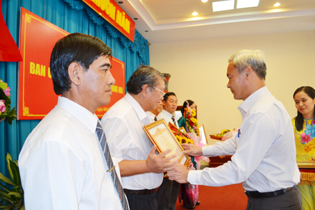 Bí thư Tỉnh ủy Nguyễn Phú Cường trao bằng khen của Thủ tướng Chính phủ cho các tập thể, cá nhân có thành tích trong học tập và làm theo tấm gương đạo đức Hồ Chí Minh.
