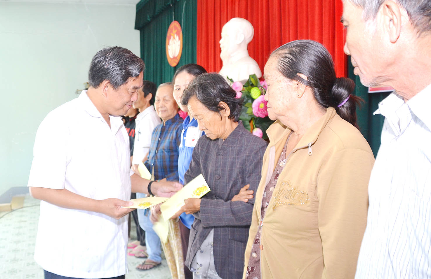 Ủy viên Ban TVTU, Chủ tịch Ủy ban MTTQ tỉnh Huỳnh Văn Tớin trao quà cho các hộ nghèo