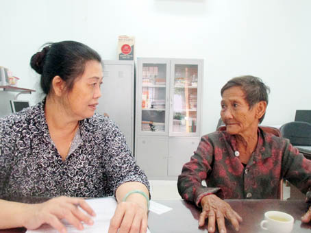Trợ giúp viên Lê Ánh Hồng đang tư vấn cho đối tượng diện chính sách. Ảnh: Đ. Phú