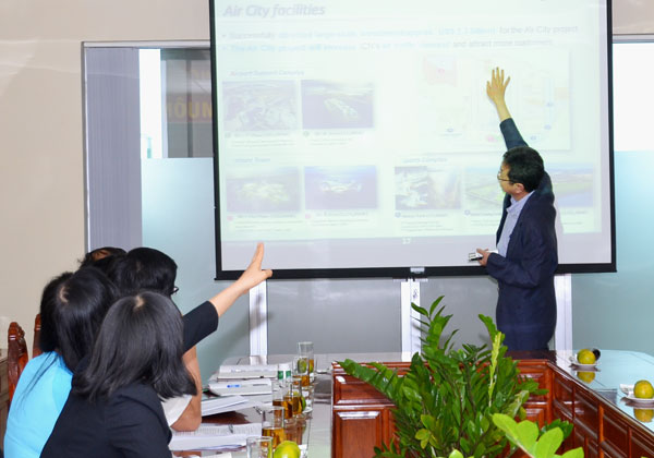 Giáo sư của trường Đại học Inha chia sẻ về cách phát triển sân bay Incheon.