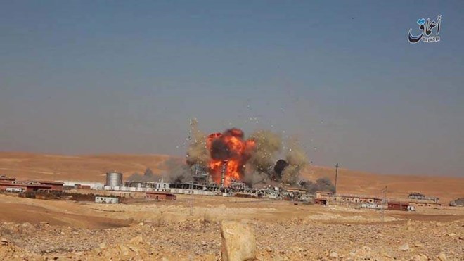Hình ảnh cắt từ một video đăng tải trên mạng cho thấy nhà máy khí tự nhiên Hayyan bị quân IS dùng mìn phá huỷ. (Nguồn: Heavy.com)