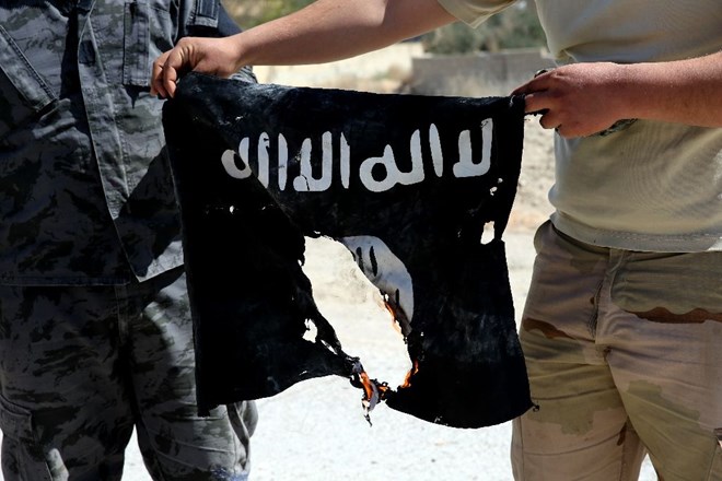 Một lá cờ của IS bị liên quân do Mỹ đứng đầu thu giữ ở Syria. (Nguồn: AFP)