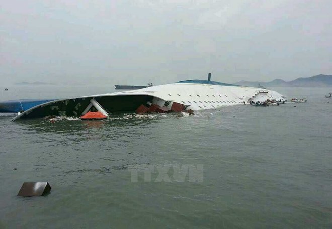 Hiện trường chìm phà chở khách Sewol cách đây hơn 2 năm. (Nguồn: AFP/TTXVN)