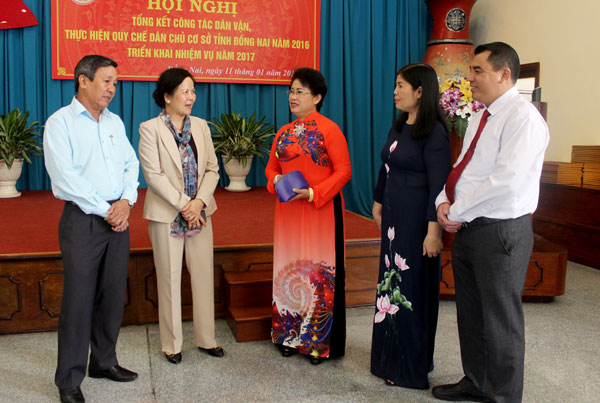Đồng chí Ngô Thị Doãn Thanh, Phó Trưởng Ban Dân vận Trung ương trao đổi với lãnh đạo Tỉnh ủy và Ban Dân vận Tỉnh ủy bên lề hội nghị.