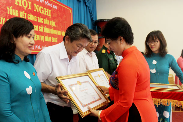 Phó Bí thư Tỉnh ủy Phan Thị Mỹ Thanh tặng bằng khen của UBND tỉnh cho các tập thể có thành tích xuất sắc trong công tác dân vận.