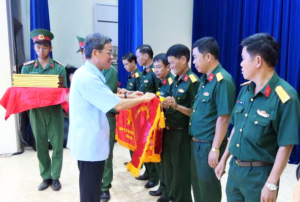 Chủ tịch UBND tỉnh Đinh Quốc Thái tặng cờ thi đua cho các đơn vị xuất sắc