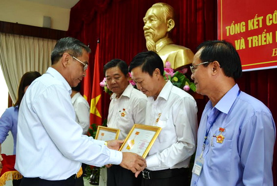 Đồng chí Trần Văn Tư, Phó bí thư thường trực Tỉnh ủy trao Kỷ niệm chương cho các cá nhân