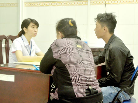 Chị Phạm Thị Vui đang tư vấn cho người bệnh đến điều trị.