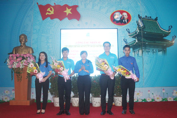 Anh Võ Văn Trung (thứ 2 từ trái sang) được hiệp thương bổ sung làm Phó chủ tịch Hội Liên hiệp thanh niên tỉnh