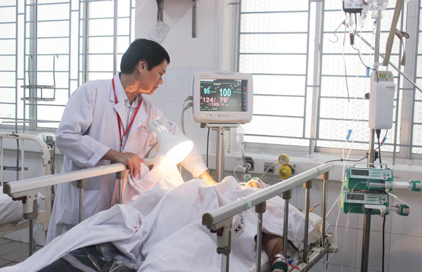 Bác sĩ Nguyễn Tường Quang, Trưởng Khoa ngoại chấn thương - chỉnh hình Bệnh viện đa khoa Thống Nhất khám lại vết thương cho bệnh nhân Nguyễn Thăng Bằng