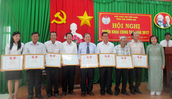 Tiến sĩ Nguyễn Thị Sơn, Phó tổng thư ký Trung ương Hội luật gia tặng bẳng khen của Trung ương hội cho tập thể và cá nhân Hội luật gia tỉnh và cơ sở.
