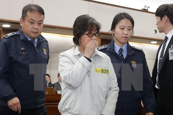 Bà Choi Soon-Sil (giữa) tại phiên xét xử đầu tiên của Tòa án quận trung tâm Seoul ngày 5/1. (Nguồn: AFP/TTXVN)