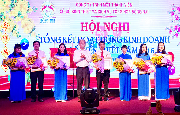  Bí thư Tỉnh ủy Nguyễn Phú Cường (thứ tư từ trái qua) trao bằng khen của UBND tỉnh cho các cá nhân, tập thể có thành tích trong hoạt động kinh doanh năm 2016