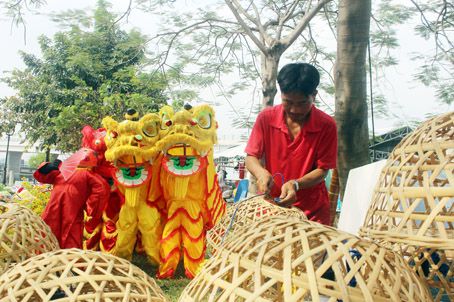 Công nhân đang gấp rút hoàn thiện cảnh quan tại đường hoa Nguyễn Văn Trị.