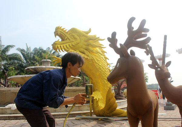 Người thợ đang trang trí các hạng mục tại đường hoa Nguyễn Văn Trị.