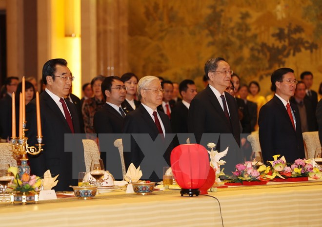 Tổng Bí thư Nguyễn Phú Trọng và Chủ tịch Chính hiệp Trung Quốc Du Chính Thanh cùng các đại biểu làm lễ chào cờ. (Ảnh: Trí Dũng/TTXVN)