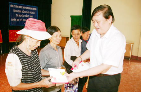 Ông Phùng Văn Nhì, Phó tổng giám đốc Tổng công ty công nghiệp thực phẩm Đồng Nai trao quà tết cho người nghèo tại huyện Trảng Bom.