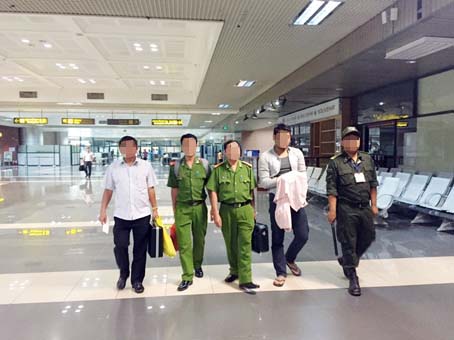 Đối tượng Đàm Mạnh Thanh (thứ 2, từ phải qua) bị di lý từ Hải Phòng vào Đồng Nai để phục vụ công tác điều tra.