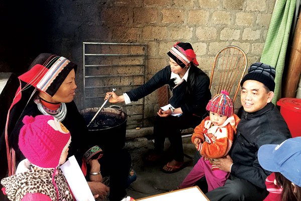 Phụ nữ người Mông ở Nậm Đăm nấu cao atisô để bán cho du khách