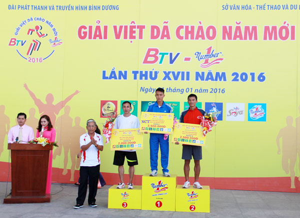 Lê Văn Tuấn (bìa phải) nhận HCB cá nhân nội dung 10km nam hệ chuyên nghiệp giải việt dã chào năm mới