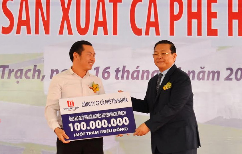 Ông Quách Văn Đức, Chủ tịch Hội đồng Quản trị kiêm Tổng Giám đốc Tổng Công ty trao 100 triệu đồng cho Quỹ vì người nghèo huyện Nhơn Trạch