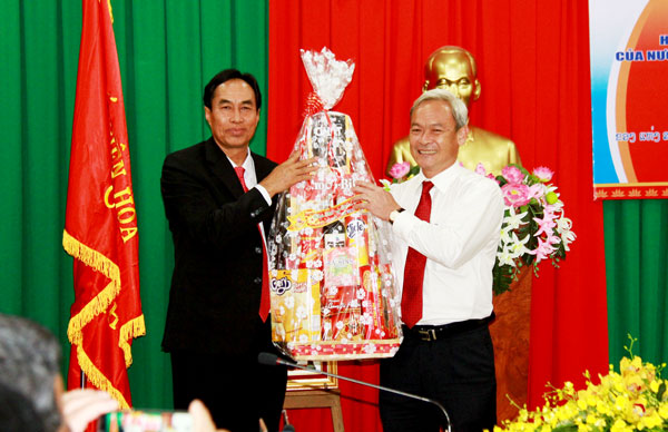Ông Sulovan Savatthasin tặng quà chúc mừng năm mới đồng chí Nguyễn Phú Cường.